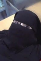 Çarşaflı Kız, Patrona Veriyor